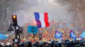 شاهد.. الشرطة الفرنسية تشتبك مع رجال إطفاء