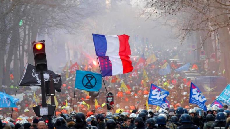 شاهد.. الشرطة الفرنسية تشتبك مع رجال إطفاء