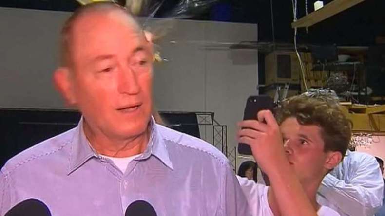 شاب يكسر بيضة برأس سيناتور أسترالي متطرف