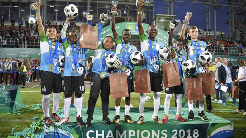 “فريق شامبانزي” يُتوج بطلا لـ”كرة القدم من أجل الصداقة”