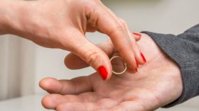 بخيل وقصير ويرفض أن يأخذها إلى تايلاندا!