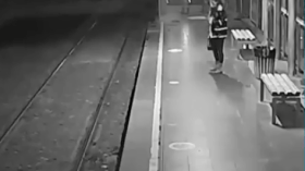 فقدت الوعي وسقطت على السكة لحظة وصول القطار!