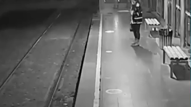 فقدت الوعي وسقطت على السكة لحظة وصول القطار!