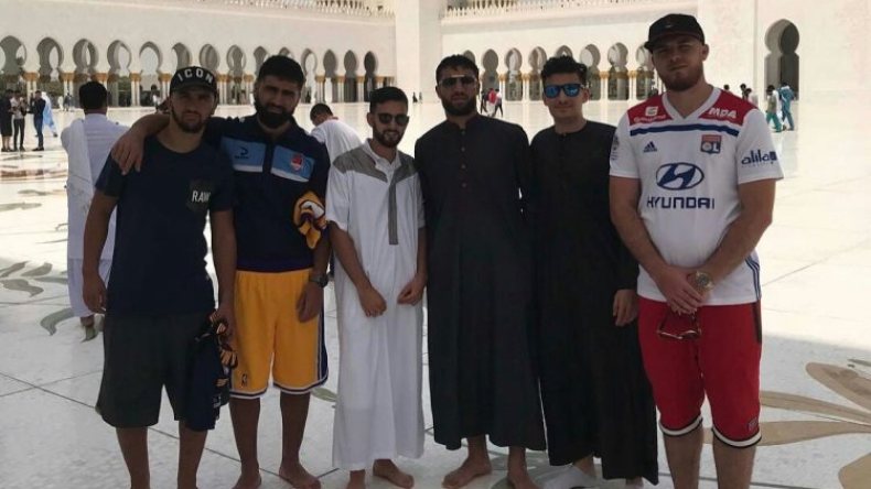 “فقير” يُفضّل المساجد على البحار والعطل الصاخبة