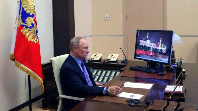 بوتين يعقد اجتماعاً عبر دائرة تلفزيونية