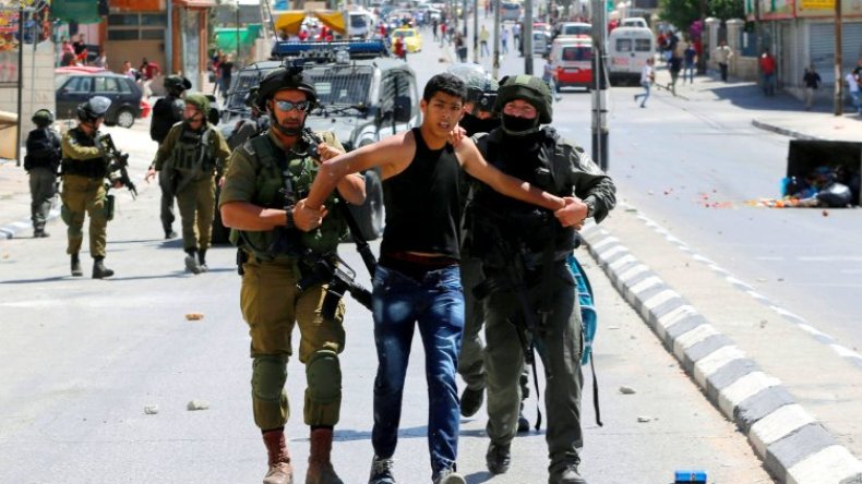 قوات الاحتلال تعتقل 29 فلسطينياً في الضفة الغربية