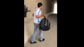 شاهد.. جنود صهاينة يطلقون النار على فلسطيني أعزل