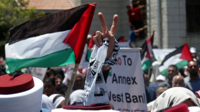 الفلسطينيون يرفضون التطبيع وأبو ظبي تبرر موقفها