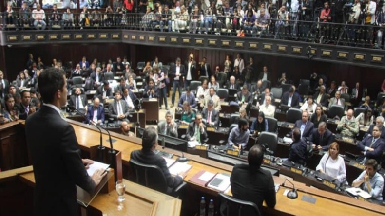 طوارئ ومظاهرات بفنزويلا وواشنطن تسحب دبلوماسييها