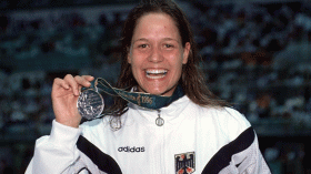 بطلة أولمبية تبيع ميدالياتها لتسديد ديونها!  