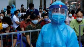 تصميم خوذة لحماية العاملين في مواجهة كورونا (فيديو)