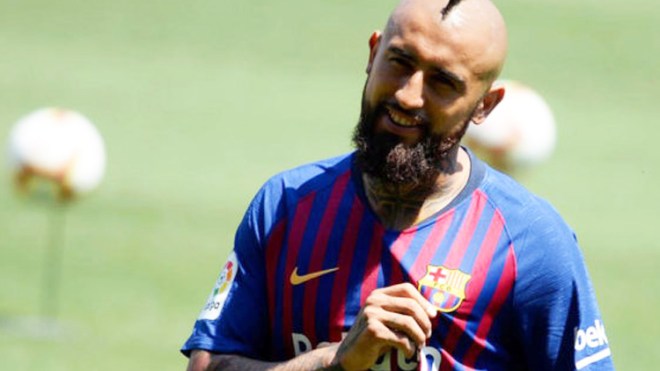 فيدال: أنا سعيد بارتداء هذا القميص العظيم لبرشلونة