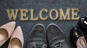 لهذا السبب لا بد من نزع الحذاء خارج المنزل؟!