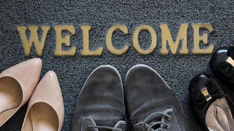 لهذا السبب لا بد من نزع الحذاء خارج المنزل؟!