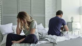زوجك غاضب بسبب البقاء في المنزل.. هكذا تتعاملين معه؟