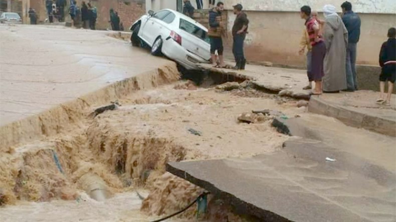 مقتل رجل وابنيه بعد أن جرفت الفيضانات سيارتهم في تيارت