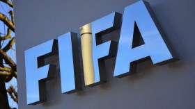 الفيفا يتقبل عذر ميسي ويغضب من رونالدو