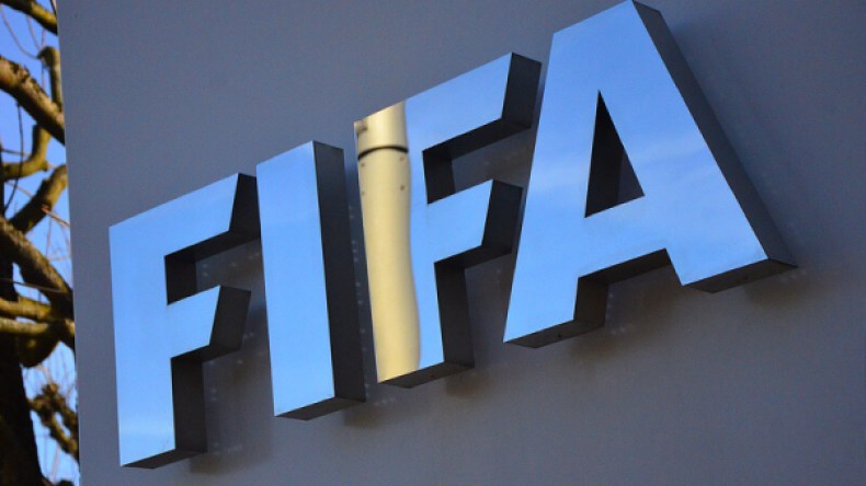 الفيفا يتقبل عذر ميسي ويغضب من رونالدو