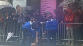 ناشطات من حركة “فيمن” يهاجمن موكب ترامب