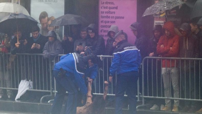 ناشطات من حركة “فيمن” يهاجمن موكب ترامب