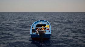 9 قتلى و25 مفقوداً في غرق قارب مهاجرين