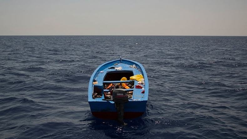 9 قتلى و25 مفقوداً في غرق قارب مهاجرين