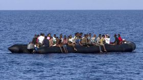 مصرع 48 مهاجراً بعد غرق قاربهم قبالة تونس