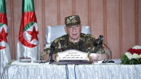 قايد صالح يترأس ندوة تاريخية بالنادي الوطني للجيش