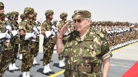 قايد صالح في زيارة تفتيش وتدشين للمركز الوطني للإشارة
