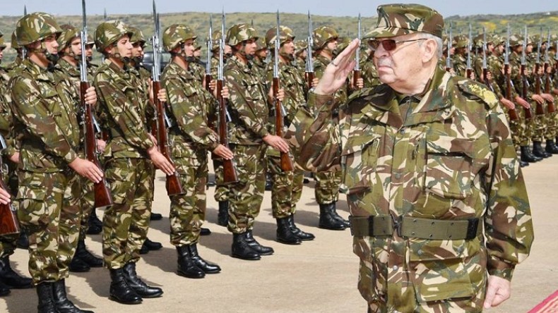 قايد صالح لأفراد الجيش: عليكم باليقظة والحذر