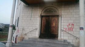 مستوطنون إسرائيليون يحرقون مسجدا في نابلس