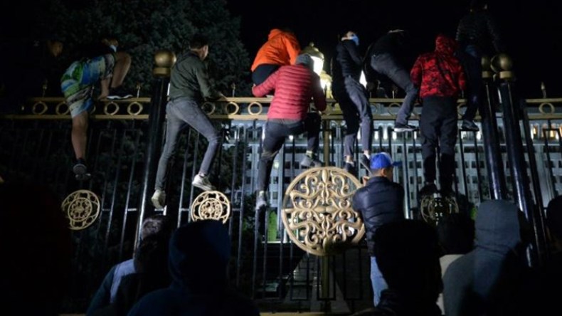 رئيس قرغيزستان: الوضع تحت السيطرة في البلاد