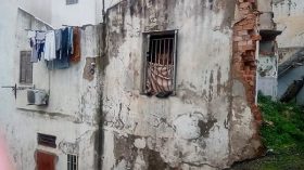 سكنات قديمة آيلة للسقوط فوق رؤوس قاطني حي الفجر بوادى قريش