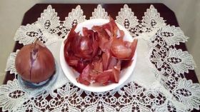 إياك والتخلص من قشور البصل بعد الآن؟