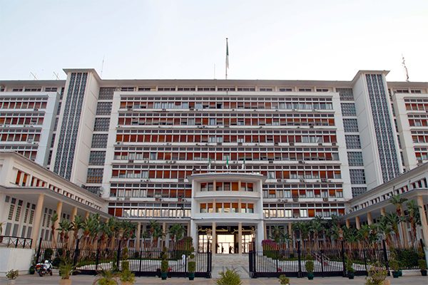 Le président Bouteflika écarte quatre ministres