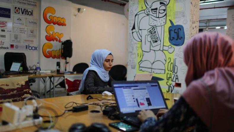 شيء من التهكم نحو العالم المعزول بكورونا