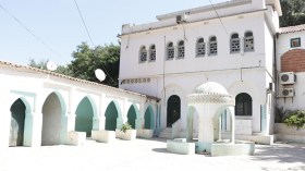 هنا يرقد رجل الأسطورة الذي شق وديانا بعصاه