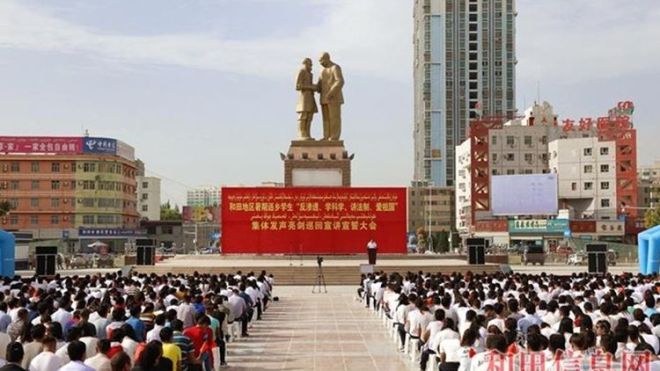 الصين تدافع عن “معتقلات” المسلمين