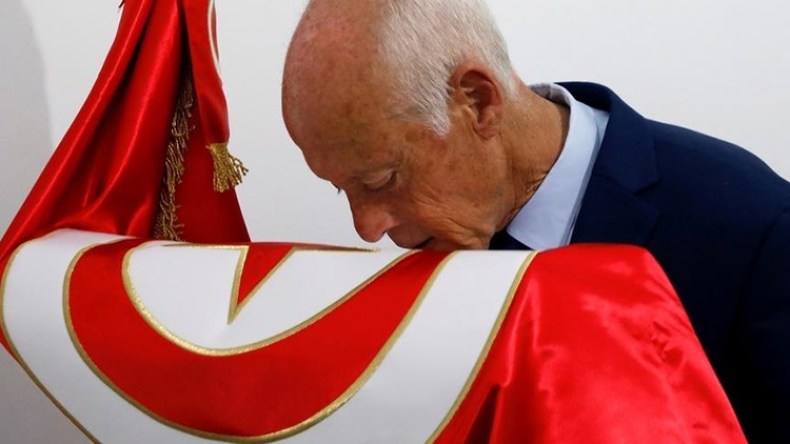 ما الذي يجري في تونس؟