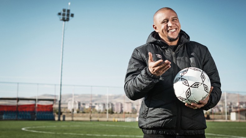 روبرتو كارلوس يستبعد صلاح من الأفضل في العالم