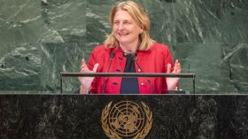 وزيرة خارجية النمسا تلقي خطاباً بالعربية