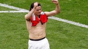 كافاني يكشف دوافع طلبه قميص محمد صلاح