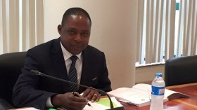 الفيفا تُعاقب بِالإقصاء مسؤولا في “الكاف”