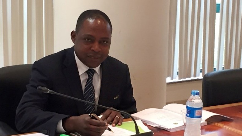 الفيفا تُعاقب بِالإقصاء مسؤولا في “الكاف”