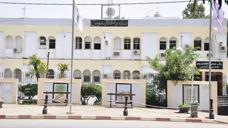 عائلة من 5 أفراد تعيش داخل كوخ قرب بلدية الكاليتوس منذ 11 سنة!