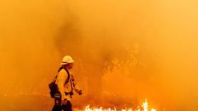 حرائق كاليفورنيا المستعرة تدفع الآلاف للهرب