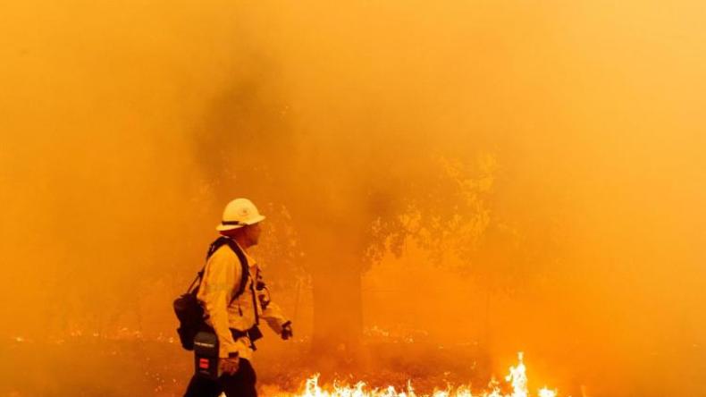 حرائق كاليفورنيا المستعرة تدفع الآلاف للهرب