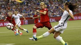 كرة القدم لا تلائم النساء.. والسبب؟!