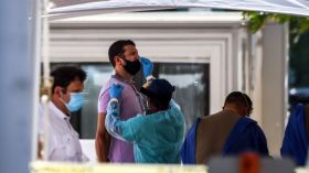 كيف نميز الإصابة بكورونا عن الأنفلونزا؟