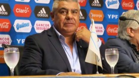 رئيس الاتحاد الأرجنتيني يلمح لعودة المدرب مارتينو وميسي للمنتخب